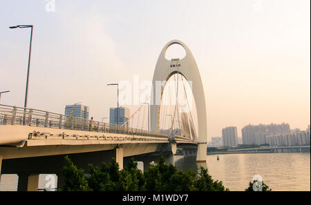 GUANGZHOU, China - 3. JANUAR 2018: Guangzhou Liede Brücke über Perl Fluss mit Autos und Fußgänger Titel bei Sonnenuntergang Stockfoto