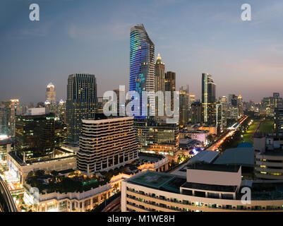 Modernes Gebäude im Geschäftsviertel von Bangkok in Bangkok City mit Skyline vor Sonnenuntergang, Thailand. Stockfoto