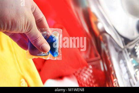 Blau gel Caps in der Hand für Waschmaschine, flüssige Waschmittel Stockfoto