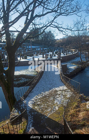 Die alte Brücke über den Fluss Isla im Moray Dorf von Keith in Schottland. Stockfoto