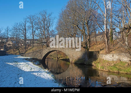 Die alte Brücke über den Fluss Isla im Moray Dorf von Keith in Schottland. Stockfoto