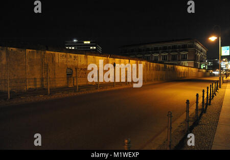 Berlin '90, Graffiti auf dem restlichen Abschnitt der Berliner Mauer, Niederkirchnerstraße, Berlin, Deutschland Stockfoto