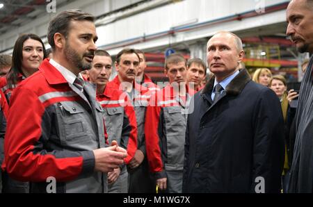 Rostow-am-Don, Russland. 1 Feb, 2018. Der russische Präsident Wladimir Putin, rechts, Chats mit Arbeiter während einer Tour der Rostselmash Landmaschinen anlage Februar 1, 2018 in Rostow-am-Don, Russland. Credit: Planetpix/Alamy leben Nachrichten Stockfoto