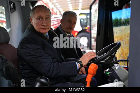 Rostow-am-Don, Russland. 1 Feb, 2018. Der russische Präsident Wladimir Putin, Mitte, prüft das Cockpit der Thorum 785 Harvester, während einer Tour durch die Rostselmash landwirtschaftliche Maschinen Fabrik Februar 1, 2018 in Rostow-am-Don, Russland. Credit: Planetpix/Alamy leben Nachrichten Stockfoto