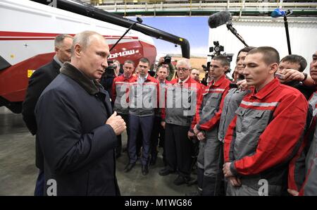 Rostow-am-Don, Russland. 1 Feb, 2018. Der russische Präsident Wladimir Putin, Links, Chats mit Arbeiter während einer Tour der Rostselmash Landmaschinen anlage Februar 1, 2018 in Rostow-am-Don, Russland. Credit: Planetpix/Alamy leben Nachrichten Stockfoto