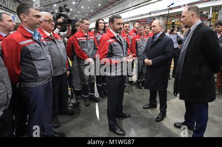 Rostow-am-Don, Russland. 1 Feb, 2018. Der russische Präsident Wladimir Putin, rechts, Chats mit Arbeiter während einer Tour der Rostselmash Landmaschinen anlage Februar 1, 2018 in Rostow-am-Don, Russland. Credit: Planetpix/Alamy leben Nachrichten Stockfoto