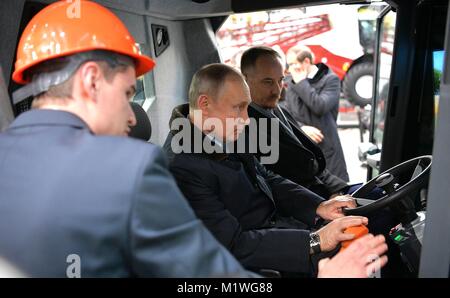 Rostow-am-Don, Russland. 1 Feb, 2018. Der russische Präsident Wladimir Putin, Mitte, prüft das Cockpit der Thorum 785 Harvester, während einer Tour durch die Rostselmash landwirtschaftliche Maschinen Fabrik Februar 1, 2018 in Rostow-am-Don, Russland. Credit: Planetpix/Alamy leben Nachrichten Stockfoto