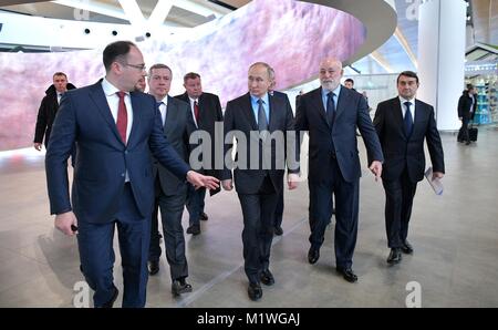 Rostow-am-Don, Russland. 1 Feb, 2018. Der russische Präsident Wladimir Putin, Mitte, Touren die Platov International Airport bauen für die 2018 FIFA World Cup vom 1. Februar 2018 in Rostow-am-Don, Russland. Die Region wird Gastgeber fünf Gleichen während des Turniers. Credit: Planetpix/Alamy leben Nachrichten Stockfoto