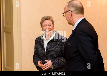 Riga, Lettland. 2 Feb, 2018. Edgars Rinkevics, Minister für Auswärtige Angelegenheiten Treffen mit Rose Gottemoeller, Stellvertretender Generalsekretär der NATO. Credit: gints Ivuskans/Alamy leben Nachrichten Stockfoto