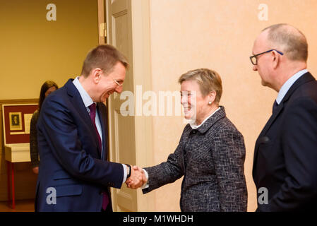 Riga, Lettland. 2 Feb, 2018. Edgars Rinkevics, Minister für Auswärtige Angelegenheiten Treffen mit Rose Gottemoeller, Stellvertretender Generalsekretär der NATO. Credit: gints Ivuskans/Alamy leben Nachrichten Stockfoto