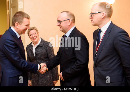 Riga, Lettland. 2 Feb, 2018. Edgars Rinkevics, Minister für Auswärtige Angelegenheiten Treffen mit Rose Gottemoeller, Stellvertretender Generalsekretär der NATO. Credit: gints Ivuskans/Alamy leben Nachrichten Stockfoto