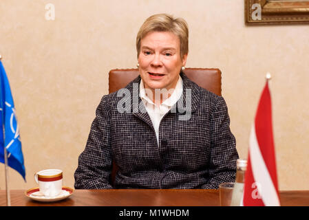 Riga, Lettland. 2 Feb, 2018. Edgars Rinkevics, Minister für Auswärtige Angelegenheiten Treffen mit Rose Gottemoeller, Stellvertretender Generalsekretär der NATO. Credit: gints Ivuskans/Alamy leben Nachrichten Stockfoto