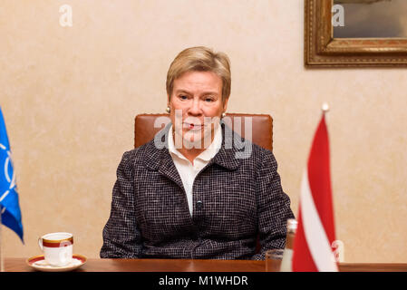 Riga, Lettland. 2 Feb, 2018. Edgars Rinkevics, Minister für Auswärtige Angelegenheiten Treffen mit Rose Gottemoeller, Stellvertretender Generalsekretär der NATO. Credit: gints Ivuskans/Alamy leben Nachrichten Stockfoto