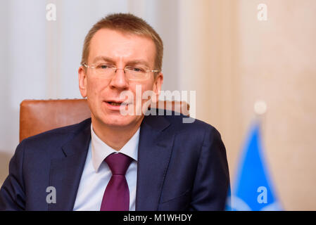 Riga, Lettland. 2 Feb, 2018. Edgars Rinkevics, Minister für Auswärtige Angelegenheiten Treffen mit Rose Gottemoeller, Stellvertretender Generalsekretär der NATO. Credit: gints Ivuskans/Alamy leben Nachrichten Stockfoto