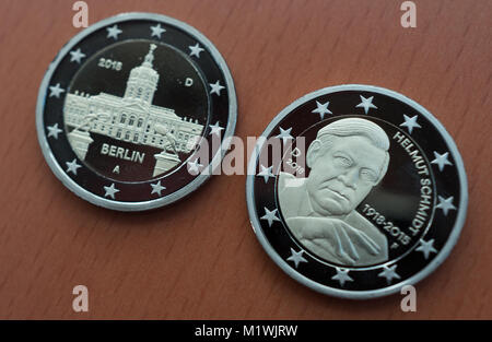 Berlin, Deutschland. 2 Feb, 2018. Der diesjährige 2-Euro-Gedenkmünzen zu Ehren Berlin (l) und der 100. Geburtstag von Helmut Schmidt (r) sind in Berlin, Deutschland, 2. Februar 2018 vorgelegt. Quelle: Jörg Carstensen/dpa/Alamy leben Nachrichten Stockfoto