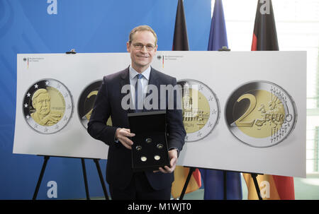 Berlin, Deutschland. 2 Feb, 2018. Der Regierende Buergermeister von Berlin, Michael Müller (SPD) stellt in diesem Jahr 2-Euro-Gedenkmünzen zu Ehren Berlin und Helmut Schmidt in Berlin, Deutschland, 2. Februar 2018. Quelle: Jörg Carstensen/dpa/Alamy leben Nachrichten Stockfoto