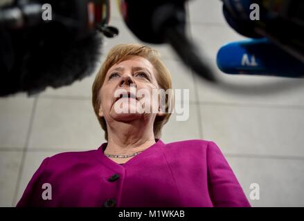 Berlin, Deutschland. 2 Feb, 2018. Bundeskanzlerin Angela Merkel von der Christlich Demokratischen Union (CDU) kommt an der Willy-Brandt-Haus für Koalitionsverhandlungen in Berlin, Deutschland, 2. Februar 2018. Credit: Sina Schuldt/dpa/Alamy leben Nachrichten Stockfoto