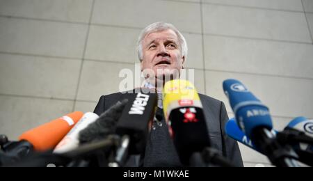 Berlin, Deutschland. 2 Feb, 2018. Horst Seehofer der Christlich Sozialen Union (CSU) kommt an der Willy-Brandt-Haus für Koalitionsverhandlungen in Berlin, Deutschland, 2. Februar 2018. Credit: Sina Schuldt/dpa/Alamy leben Nachrichten Stockfoto