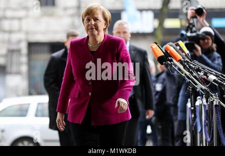 Berlin, Deutschland. 2 Feb, 2018. Bundeskanzlerin Angela Merkel von der Christlich Demokratischen Union (CDU) kommt an der Willy-Brandt-Haus vor in Koalitionsverhandlungen in Berlin, Deutschland, 2. Februar 2018. Credit: Kay Nietfeld/dpa/Alamy leben Nachrichten Stockfoto