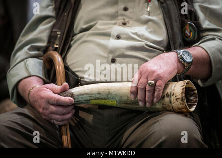 Dortmund, Deutschland. 2 Feb, 2018. Ein Kandidat Rest sein Instrument auf seinem Schoß in der 20. Deutschen Meisterschaft von Stag-Calling in Dortmund, Deutschland, 2. Februar 2018. Die Kunst des Stag-Aufruf ist Teil des traditionellen Berufung der Huntsman. Quelle: Bernd Thissen/dpa/Alamy leben Nachrichten Stockfoto