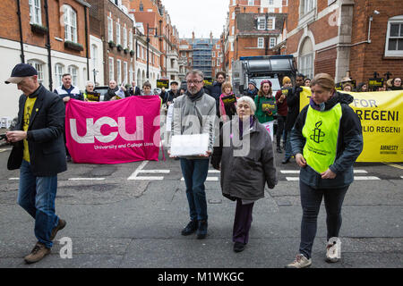 London, Großbritannien. 2. Februar, 2018. Vertreter von Amnesty International UK Hand in über 700 Briefe unterzeichnet Mitglieder während einer Demonstration vor der ägyptischen Botschaft anlässlich des 2-jährigen Jubiläums der Entdeckung der Körper der Ermordeten Cambridge University student Giulio Regeni. Credit: Mark Kerrison/Alamy leben Nachrichten Stockfoto