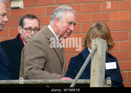 Stroud, Gloucestershire, Vereinigtes Königreich. 2. Februar, 2018. Seine Königliche Hoheit der Prinz von Wales kommt an Wallbridge Lock, Stroud, Großbritannien. Prinz Charles besuchte das neu restaurierte Wallbridge unteren Schließmechanismus, Teil der Cotswold Kanäle Projekt offiziell eröffnet. Bild: Carl Hewlett/Alamy leben Nachrichten Stockfoto