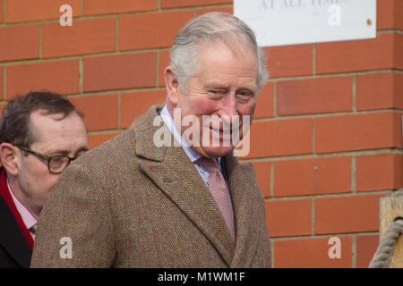 Stroud, Gloucestershire, Vereinigtes Königreich. 2. Februar, 2018. Seine Königliche Hoheit der Prinz von Wales kommt an Wallbridge Lock, Stroud, Großbritannien. Prinz Charles besuchte das neu restaurierte Wallbridge unteren Schließmechanismus, Teil der Cotswold Kanäle Projekt offiziell eröffnet. Bild: Carl Hewlett/Alamy leben Nachrichten Stockfoto