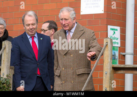 Stroud, Gloucestershire, Vereinigtes Königreich. 2. Februar, 2018. Seine Königliche Hoheit der Prinz von Wales kommt an Wallbridge Lock, Stroud, Großbritannien. Prinz Charles besuchte das neu restaurierte Wallbridge unteren Schließmechanismus, Teil der Cotswold Kanäle Projekt offiziell eröffnet. Bild: Carl Hewlett/Alamy leben Nachrichten Stockfoto