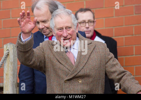 Stroud, Gloucestershire, Vereinigtes Königreich. 2. Februar, 2018. Seine Königliche Hoheit der Prinz von Wales Wellen zu Zuschauern an Wallbridge Lock, Stroud, Großbritannien. Prinz Charles besuchte das neu restaurierte Wallbridge unteren Schließmechanismus, Teil der Cotswold Kanäle Projekt offiziell eröffnet. Bild: Carl Hewlett/Alamy leben Nachrichten Stockfoto