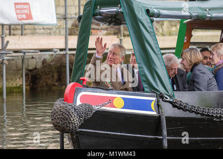 Stroud, Gloucestershire, Vereinigtes Königreich. 2. Februar, 2018. Seine Königliche Hoheit der Prinz von Wales Wellen zu Zuschauern an Wallbridge Lock, Stroud, Großbritannien. Prinz Charles besuchte das neu restaurierte Wallbridge unteren Schließmechanismus, Teil der Cotswold Kanäle Projekt offiziell eröffnet. Bild: Carl Hewlett/Alamy leben Nachrichten Stockfoto