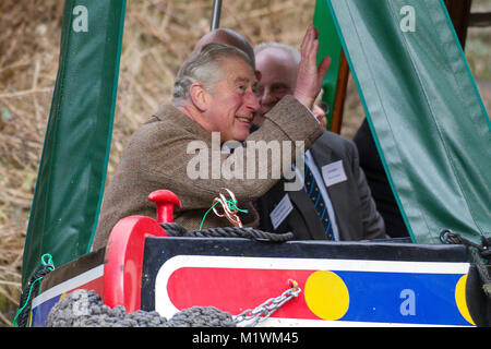 Stroud, Gloucestershire, Vereinigtes Königreich. 2. Februar, 2018. Seine Königliche Hoheit der Prinz von Wales Wellen zu Zuschauern an Wallbridge Lock, Stroud, Großbritannien. Prinz Charles besuchte das neu restaurierte Wallbridge unteren Schließmechanismus, Teil der Cotswold Kanäle Projekt offiziell eröffnet. Bild: Carl Hewlett/Alamy leben Nachrichten Stockfoto