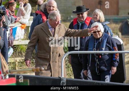 Stroud, Gloucestershire, Vereinigtes Königreich. 2. Februar, 2018. Seine Königliche Hoheit der Prinz von Wales Wellen zu Zuschauern an Wallbridge Lock, Stroud, Großbritannien. Prinz Charles besuchte das neu restaurierte Wallbridge unteren Schließmechanismus, Teil der Cotswold Kanäle Projekt offiziell eröffnet. Bild: Carl Hewlett/Alamy leben Nachrichten Stockfoto