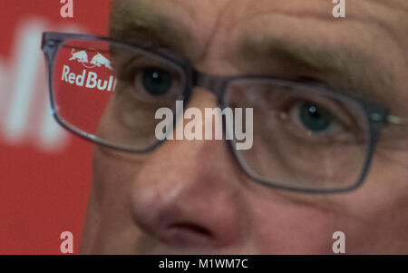 Die RedBull Logo ist in die Gläser der Leipziger Sport Direktor sichtbar, Ralf Rangnick, der bei einer Pressekonferenz in Leipzig, Deutschland, 02. Februar 2018. Foto: Hendrik Schmidt/dpa-Zentralbild/dpa Stockfoto