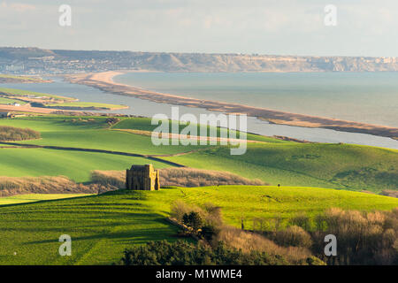 Abbotsbury, Dorset, Großbritannien. 2. Februar 2018. UK Wetter. Blick von Abbotsbury Hill auf der Suche nach Osten in Richtung St Catherine's Kapelle, die sich auf Kapelle Hill sitzt an Abbotsbury in Dorset mit der Flotte die Lagune und die Insel von Portland in der Ferne an einem sonnigen Nachmittag. Foto: Graham Jagd-/Alamy Leben Nachrichten. Stockfoto