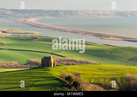 Abbotsbury, Dorset, Großbritannien. 2. Februar 2018. UK Wetter. Blick von Abbotsbury Hill auf der Suche nach Osten in Richtung St Catherine's Kapelle, die sich auf Kapelle Hill sitzt an Abbotsbury in Dorset mit der Flotte die Lagune und die Insel von Portland in der Ferne an einem sonnigen Nachmittag. Foto: Graham Jagd-/Alamy Leben Nachrichten. Stockfoto