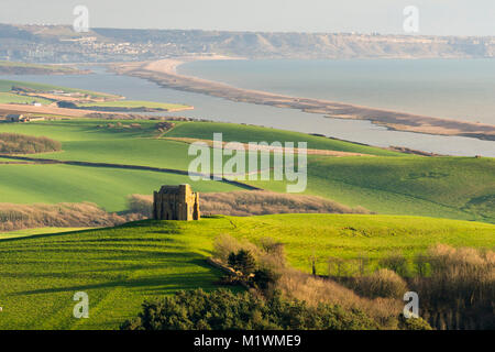 Abbotsbury, Dorset, Großbritannien. 2. Februar 2018. UK Wetter. Blick von Abbotsbury Hill auf der Suche nach Osten in Richtung St Catherine's Kapelle, die sich auf Kapelle Hill sitzt an Abbotsbury in Dorset mit der Flotte die Lagune und die Insel von Portland in der Ferne an einem sonnigen Nachmittag. Foto: Graham Jagd-/Alamy Leben Nachrichten. Stockfoto