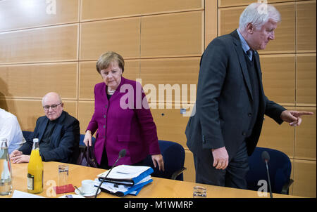 Berlin, Deutschland. 2 Feb, 2018. Volker Kauder (L-R), der Vorsitzende der Christlich Demokratischen Union (CDU) / Christlich Soziale Union (CSU), parlamentarische Fraktion, Bundeskanzlerin und CDU-Chefin Angela Merkel, Horst Seehofer, der Vorsitzende der CSU und Ministerpräsident von Bayern, im Willy-Brandt-Haus, die in der Runde der Koalitionsverhandlungen in Berlin teilzunehmen, 2. Februar 2018. Quelle: Bernd von Jutrczenka/dpa/Alamy leben Nachrichten Stockfoto