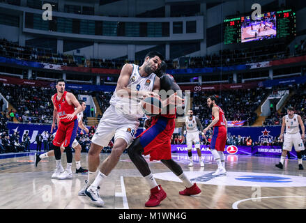 Februar 1, 2018 - Moskau, Russland - Felipe Reyes, #9 von Real Madrid in Aktion gegen Othello Harrington, #44 von CSKA Moskau während des 2017/2018 Turkish Airlines Euroleague Saison Runde 21 Spiel zwischen ZSKA Moskau und Real Madrid im Megasport Arena. (Bild: © Nicholas Müller/SOPA über ZUMA Draht) Stockfoto