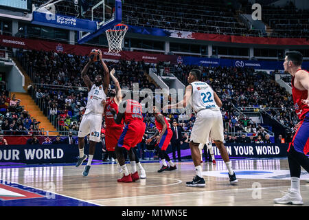 Februar 1, 2018 - Moskau, Russland - Trey Thompkins, #33 von Real Madrid geht oben für einen Schuß gegen zwei CSKA Moskau Verteidiger während des 2017/2018 Turkish Airlines Euroleague Saison Runde 21 Spiel zwischen ZSKA Moskau und Real Madrid im Megasport Arena. (Bild: © Nicholas Müller/SOPA über ZUMA Draht) Stockfoto