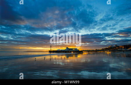 Bournemouth, Großbritannien, 2. Februar 2018. Bournemouth Pier bei Sonnenuntergang bei sehr Ebbe. Kredit: John Beasley Stockfoto