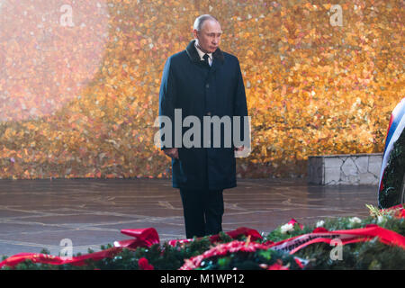 Wolgograd, Russland. 2 Feb, 2018. Der russische Präsident Wladimir Putin steht vor der Ewigen Flamme in der Schlacht von Stalingrad Staatlichen Historischen und Denkmal Museum-Reserve in Wolgograd, Russland, April 2, 2018. Der russische Präsident Wladimir Putin am Freitag nahmen an der Feier des 75. Jahrestags der Schlacht von Stalingrad gegen NS-Deutschland im Zweiten Weltkrieg (WWII). Credit: Bai Xueqi/Xinhua/Alamy leben Nachrichten Stockfoto