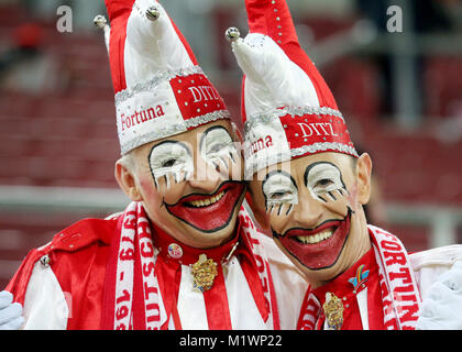 Zwei carnival Revellers und Fortuna Düsseldorf Fans feiern vor dem Deutschen 2. Bundesliga Fußball Spiel zwischen Fortuna Düsseldorf und SV Sandhausen in der ESPRIT arena in Düsseldorf, Deutschland, 02. Februar 2018. (EMBARGO BEDINGUNGEN - ACHTUNG: Aufgrund der Akkreditierung Richtlinien, die DFL gestattet nur die Veröffentlichung und Verwertung von bis zu 15 Bildern pro Spiel im Internet und in online Medien während des Spiels.) Foto: Roland Weihrauch/dpa Stockfoto