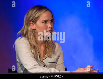 New Orleans, Louisiana, USA. 02 Feb, 2018. JENNIFER LAWRENCE nimmt Teil an der Unrig das System Gipfel an der Tulane University. 'Unrig' ist eine Sammlung von Vordenkern von Rechts und Links, die entschlossen sind, die amerikanische Politik zu beheben. Credit: Brian Cahn/ZUMA Draht/Alamy leben Nachrichten Stockfoto