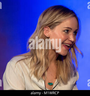 New Orleans, Louisiana, USA. 02 Feb, 2018. JENNIFER LAWRENCE nimmt Teil an der Unrig das System Gipfel an der Tulane University. 'Unrig' ist eine Sammlung von Vordenkern von Rechts und Links, die entschlossen sind, die amerikanische Politik zu beheben. Credit: Brian Cahn/ZUMA Draht/Alamy leben Nachrichten Stockfoto