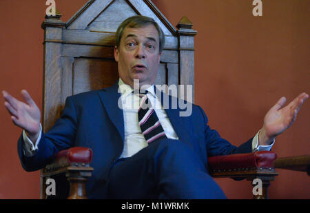 Trinity College, Dublin, Irland. 2. Februar 2018. Nigel Farage, ehemaliges UKIP Leader und aktuelle EU-Abgeordnete für Südostengland, während Fragen und Antworten Aussprache mit Trinity College historische Gesellschaft Studenten auf anglo-irischen Beziehungen und die Zukunft Europas in Dublin. Credit: ASWphoto/Alamy leben Nachrichten Stockfoto