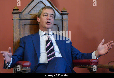 Trinity College, Dublin, Irland. 2. Februar 2018. Nigel Farage, ehemaliges UKIP Leader und aktuelle EU-Abgeordnete für Südostengland, kommt vor 'Fragen und Antworten' Debatte mit Trinity College historische Gesellschaft Studenten auf anglo-irischen Beziehungen und die Zukunft Europas in Dublin. Credit: ASWphoto/Alamy leben Nachrichten Stockfoto