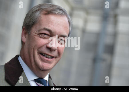 Trinity College, Dublin, Irland. 2. Februar 2018. Nigel Farage, ehemaliges UKIP Leader und aktuelle EU-Abgeordnete für Südostengland, kommt vor 'Fragen und Antworten' Debatte mit Trinity College historische Gesellschaft Studenten auf anglo-irischen Beziehungen und die Zukunft Europas in Dublin. Credit: ASWphoto/Alamy leben Nachrichten Stockfoto