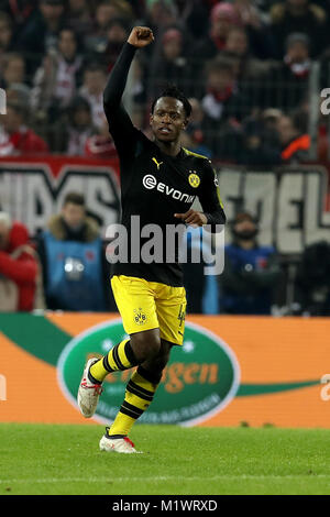 Köln, Deutschland. 2 Feb, 2018. Dortmunder Michy Batshuayi feiert während der Bundesliga Fußballspiel zwischen dem FC Köln vs Borussia Dortmund in Köln, Deutschland, Feb 2, 2018. Quelle: Joachim Bywaletz/Xinhua/Alamy leben Nachrichten Stockfoto