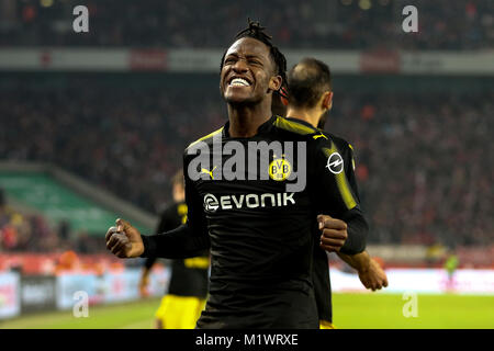 Köln, Deutschland. 2 Feb, 2018. Dortmunder Michy Batshuayi feiert während der Bundesliga Fußballspiel zwischen dem FC Köln vs Borussia Dortmund in Köln, Deutschland, Feb 2, 2018. Quelle: Joachim Bywaletz/Xinhua/Alamy leben Nachrichten Stockfoto