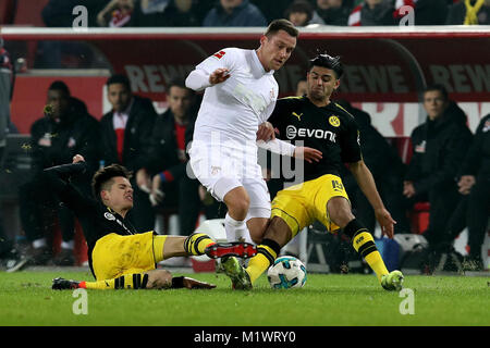 Köln, Deutschland. 2 Feb, 2018. Dortmunder Julian Weigl (L) und Mahmoud Dahoud (R) vie mit der Kölner Christian Clemens während der Bundesliga Fußballspiel zwischen dem FC Köln vs Borussia Dortmund in Köln, Deutschland, Feb 2, 2018. Quelle: Joachim Bywaletz/Xinhua/Alamy leben Nachrichten Stockfoto